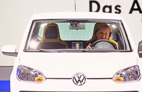 Thủ tướng Đức Angela Merkel và một chiếc Volkswagen trong triển lãm ô tô quốc tế Frankfurt 2015, ngày 15/9.