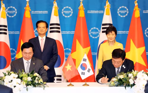Thủ tướng Nguyễn Tấn Dũng và Tổng thống Hàn Quốc Park Geun-hye chứng kiến lễ ký Bản thỏa thuận kết thúc đàm phán Hiệp định thương mại tự do Việt Nam - Hàn Quốc. Ảnh: TTXVN.
