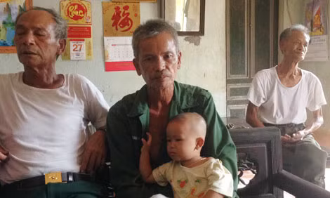 Ông Đỗ Văn Truyền (ngồi giữa) lo lắng cho sức khỏe của vợ.
