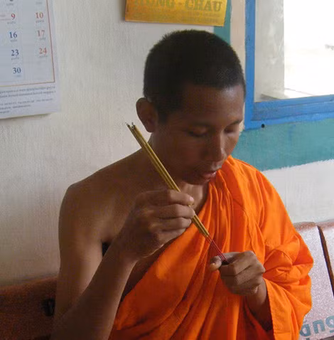 Vị sư trẻ trụ trì chùa Nam Qui (An Giang) đang trì chú luyện cà tha.