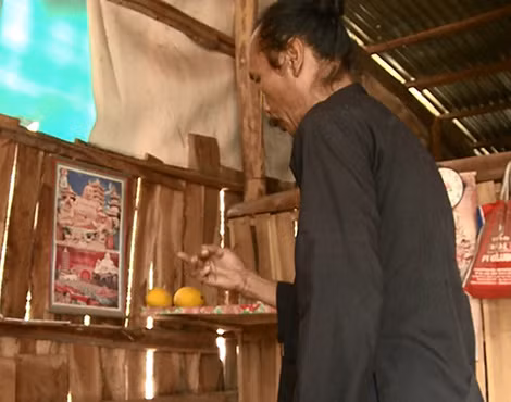 Pháp sư Sáu đang luyện một cà tha trước bàn thờ tổ Lục Lèo.