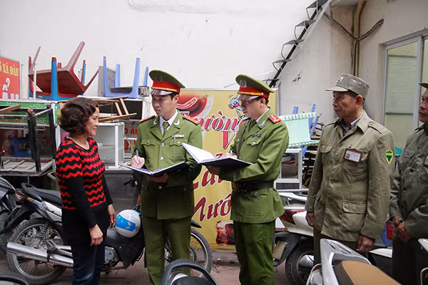 Cảnh sát khu vực lắng nghe tiếp thu ý kiến của nhân dân.