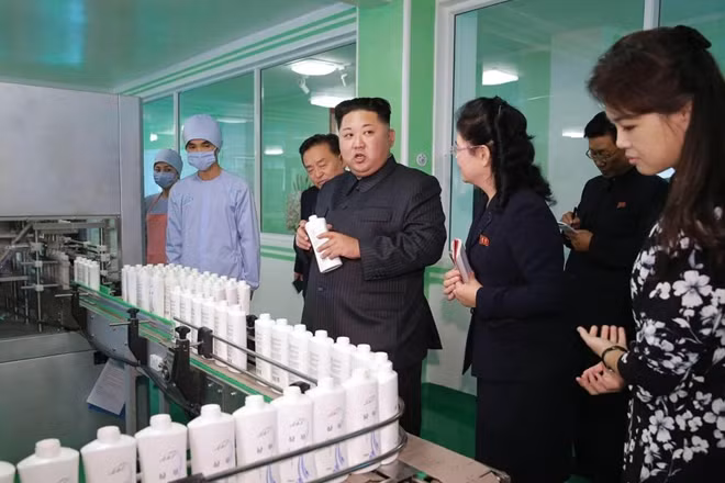 Ông Kim khen ngợi mỹ phẩm Triều Tiên vừa tốt về chất lượng vừa được đóng hộp đẹp. Ảnh: KCNA
