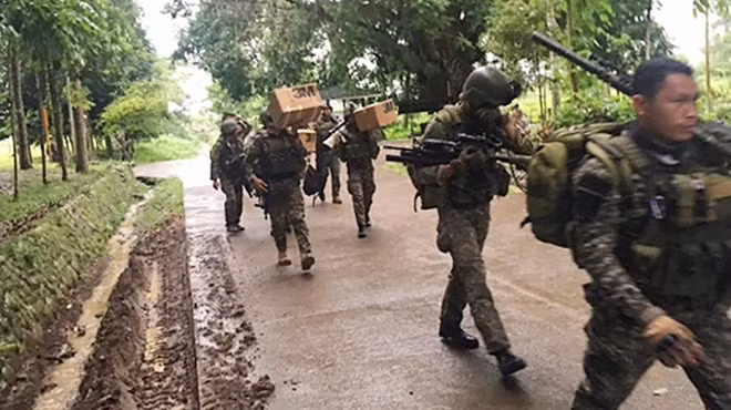 Quân đội Philippines tăng cường lực lượng và vũ khí quyết tâm tiêu diệt khủng bố (Ảnh: ACN-SBN)