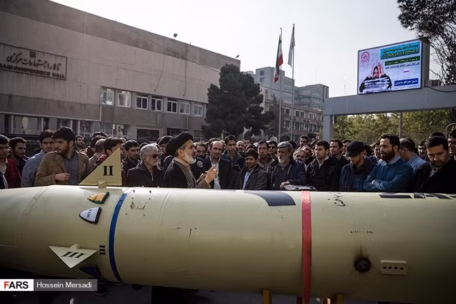 Đông đảo người dân Iran đến Đại học Công nghệ Amirkabir xem tên lửa. Ảnh: Fars News