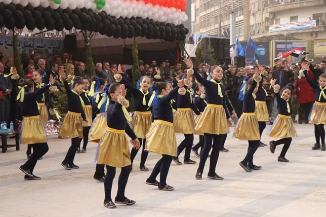 Thiếu nhi Syria múa hát chúc mừng Quân đội và thành phố Aleppo. Ảnh: SANA