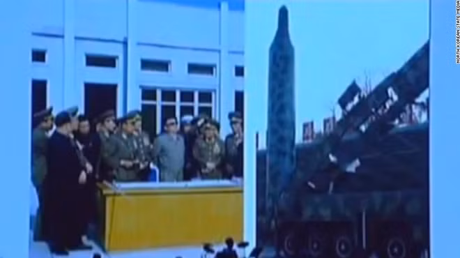 Ông Kim Jong Il chụp ảnh lưu niệm cùng các sĩ quan quân đội sau một vụ thử tên lửa Hwasong-10