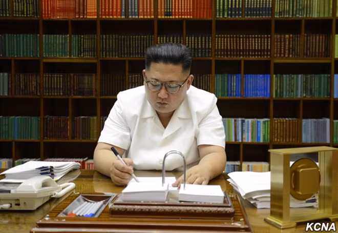 Ông Kim Jong Un ký lệnh thử tên lửa Hwasong-14 hôm 28-7