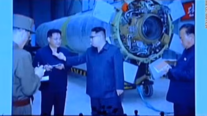 Lãnh đạo đương nhiệm CHDCND Triều Tiên đứng gần một động cơ tên lửa Hwasong-14
