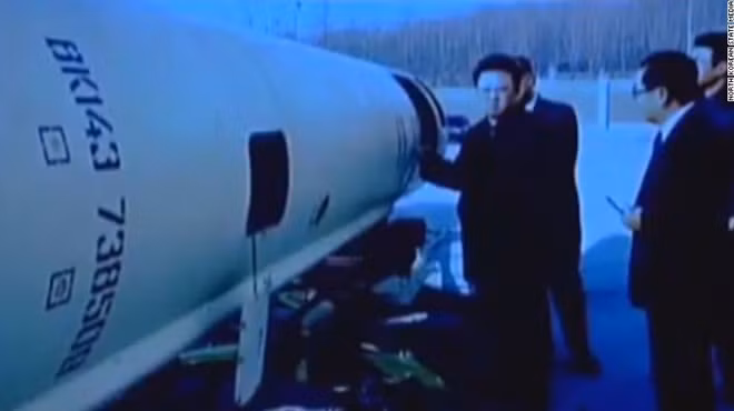 Cố lãnh đạo CHDCND Triều Tiên Kim Jong Il đứng gần một tên lửa Scud-B