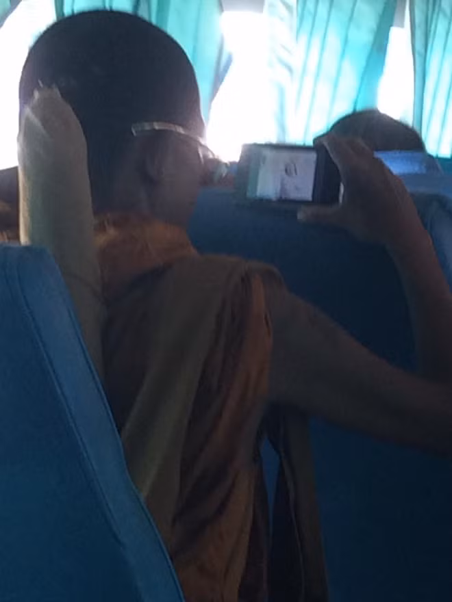 "Nhà sư" vô tư xem phim khiêu dâm trên xe buýt (Ảnh: Facebook Wittawat)