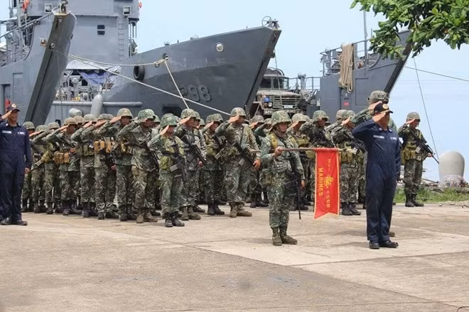 Lễ xuất quân của 2 tàu đổ bộ và lực lượng thủy quân lục chiến Philippines. Ảnh: Hải quân Philippines