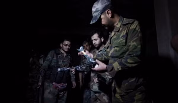 Quân đội Syria kiểm tra vũ khí tự tạo tịch thu từ nhóm khủng bố IS ở Deir ez Zor