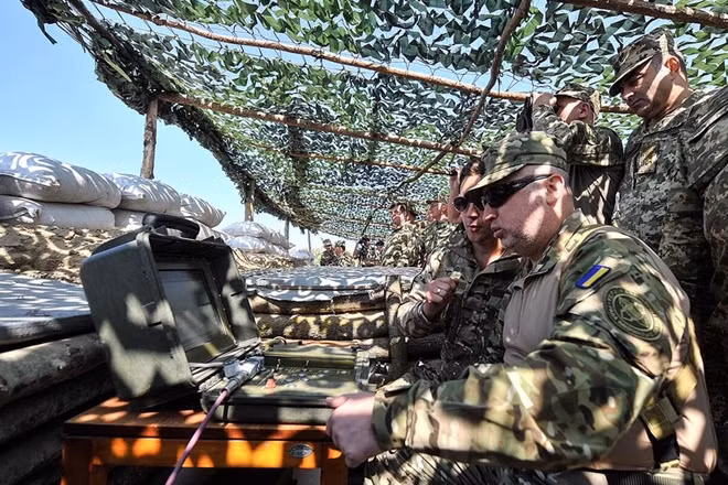 Ông Turchynov kiểm tra thiết bị quân sự mới