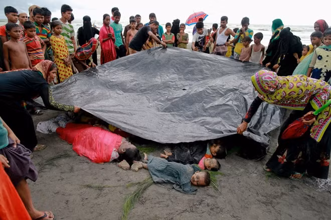 Người dân Bangladesh vớt xác các nạn nhân và tổ chức an táng theo nghi lễ địa phương. Ảnh: AP