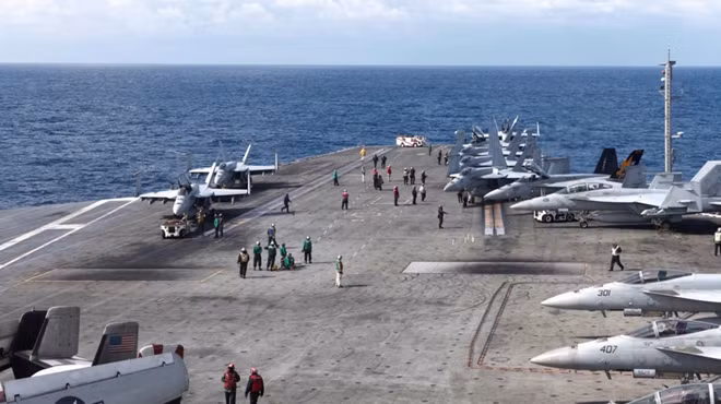 Trên tàu sân bay USS Ronald Reagan của Hải quân Mỹ đồn trú ở Nhật Bản. Ảnh: AP