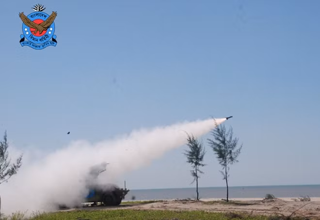 Tên lửa FM-90 được bắn thử trên bãi biển Anania (Ảnh: Quân đội Bangladesh)