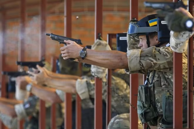 Binh sĩ Quân đội Ukraina đang tập bắn súng