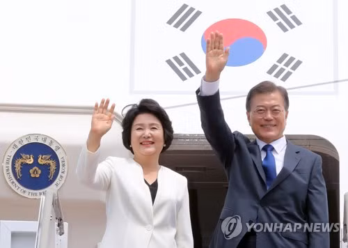 Tổng thống Hàn Quốc Moon Jae in và Đệ nhất phu nhân Kim Jong sook đã đến Mỹ hôm 28-6. Ảnh: Yonhap Tổng thống Hàn Quốc Moon Jae in và Đệ nhất phu nhân Kim Jong sook đã đến Mỹ hôm 28-6. Ảnh: Yonhap