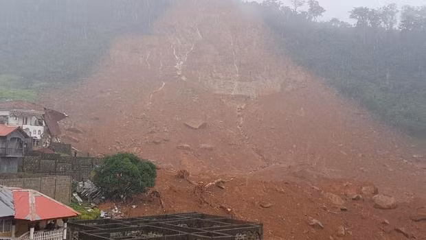 Sạt lở bùn vì mưa lũ nhiều ngày đã làm chết hơn 200 người ở Sierra Leone. Ảnh: AP