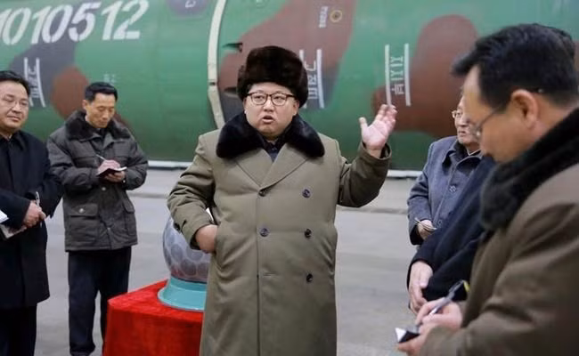 Ông Kim Jong un ra lệnh cho quân đội Triều Tiên tập trận tên lửa (Ảnh: Reuters)