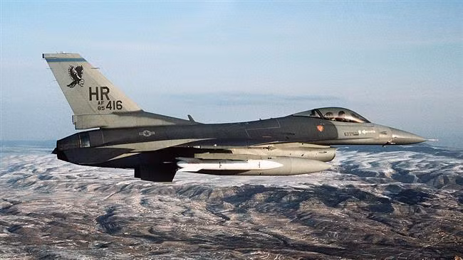 Máy bay chiến đấu F-16 Không quân Mỹ chuẩn bị phóng thử bom B61-12