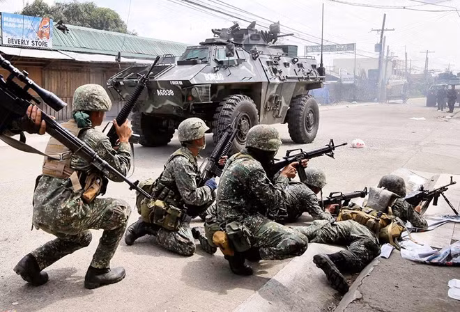 Quân đội Philippines vẫn duy trì hỏa lực và tấn công phiến quân. Ảnh: Reuters