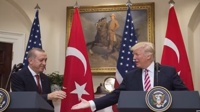 "Cái bắt tay đầu tiên" giữa Tổng thống Erdogan và Tổng thống Donald Trump vào tháng 5 ở Washington chưa thể hàn gắn quan hệ Thổ Nhĩ Kỳ và Mỹ. Ảnh: Thông tấn AFP