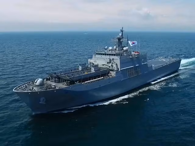 Tàu đổ bộ No Jeok Bong của Hải quân Hàn Quốc. Ảnh: Yonhap News