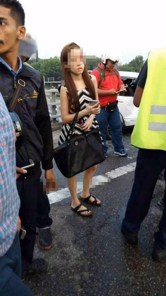 "Hotgirl" vẫn đờ đẫn như "trên mây" sau khi gây ra tai nạn "Hotgirl" vẫn đờ đẫn như "trên mây" sau khi gây ra tai nạn