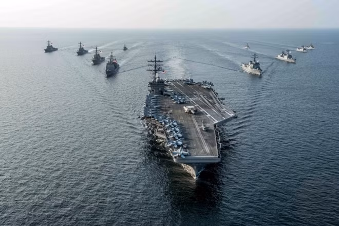 Tàu sân bay USS Ronald Reagan sẽ được các tàu chiến khác hộ tống đến Hàn Quốc. Ảnh: CNN
