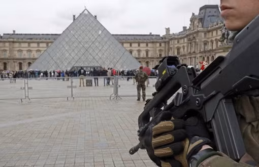Tấn công điên cuồng bằng dao tại Bảo tàng Louvre