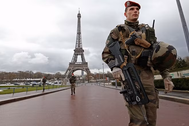 Cảnh sát bảo vệ an ninh quanh khu vực tháp Eiffel (Ảnh: Reuters)