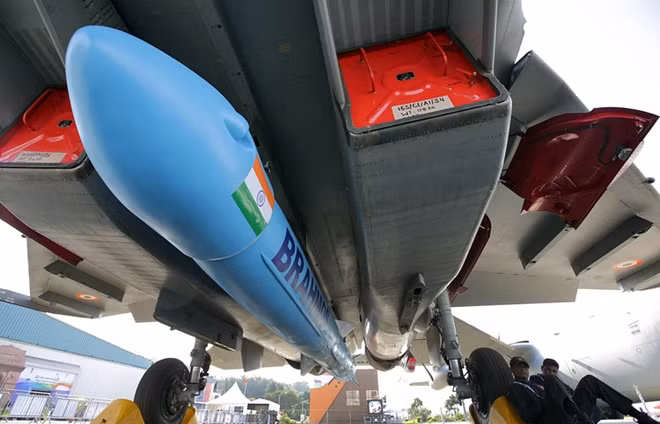 Phiên bản tên lửa Brahmos sẽ làm tăng thêm uy lực cho máy bay chiến đấu T-50 PAK FA của Không quân Nga (Ảnh: TASS)