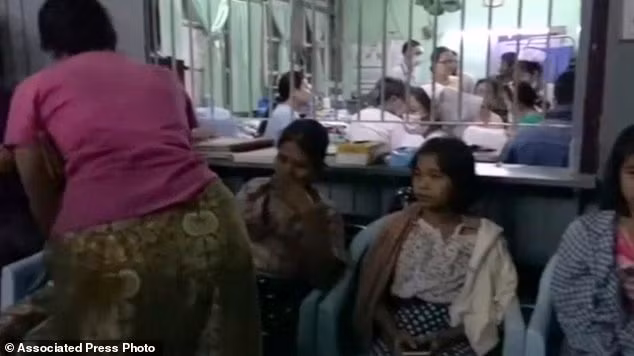 Những người may mắn được cứu sống đang điều trị tại bệnh viện (Ảnh: AP)