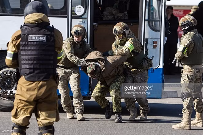 An ninh Liên bang Nga (FSB) hôm 15-8 bắt giữ 1 nhân viên An ninh Ukraina (SBU) thực hiện hoạt động phá hoại ở Crimea. Ảnh: FSB
