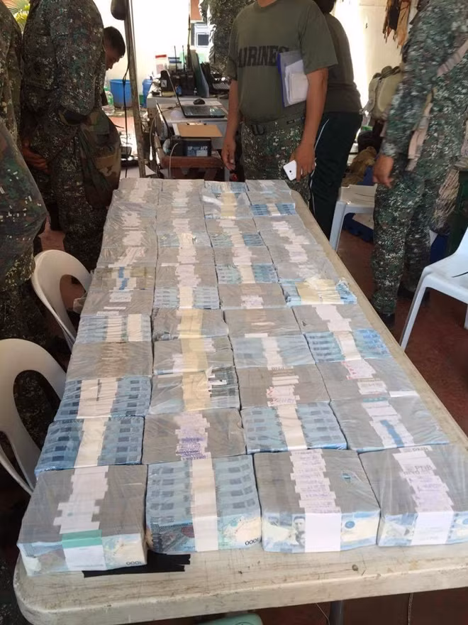 Các lực lượng vũ trang Philippines đã phát hiện 79 triệu peso ở Marawi nghi liên quan đến hoạt động khủng bố. Ảnh: ABS-BN