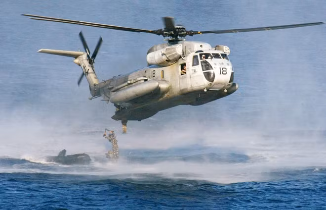 Hoạt động tìm kiếm và cứu nạn vẫn đang diễn ra sau khi máy bay M-22 Osprey của Thủy quân Lục chiến Mỹ rơi ngoài khơi bờ biển Australia. Ảnh: Fox News