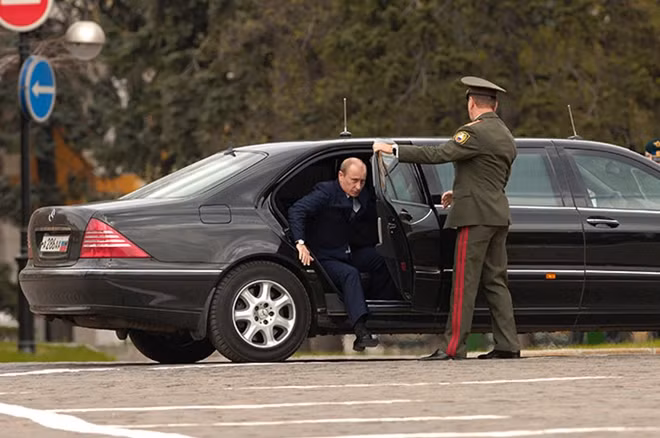 Tổng thống Vladimir Putin hôm 6-7 đã đích thân lái thử một xe Limousine được thiết kế dành riêng cho lãnh đạo Nga. Ảnh: Pravda