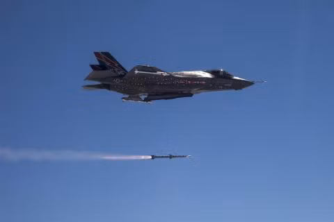 Một máy bay F-35A Không quân Mỹ phóng tên lửa AIM-120C-7 trong một cuộc tập trận. Ảnh: Không quân Mỹ