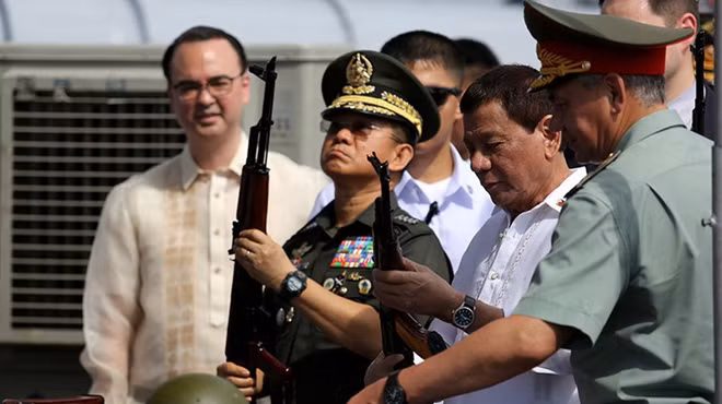 Tổng thống Philippines Duterte đích thân nhận vũ khí do Nga viện trợ hôm 25-10. Ảnh: RT