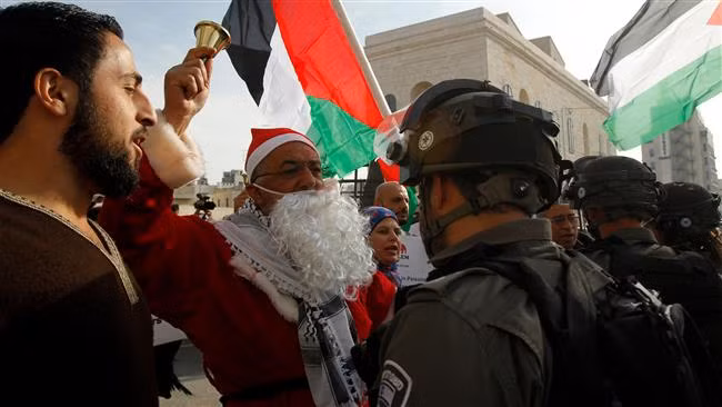Một số người Palestine đã mặc đồ như ông già Noel trong cuộc biểu tình chống Israel. Ảnh: AFP