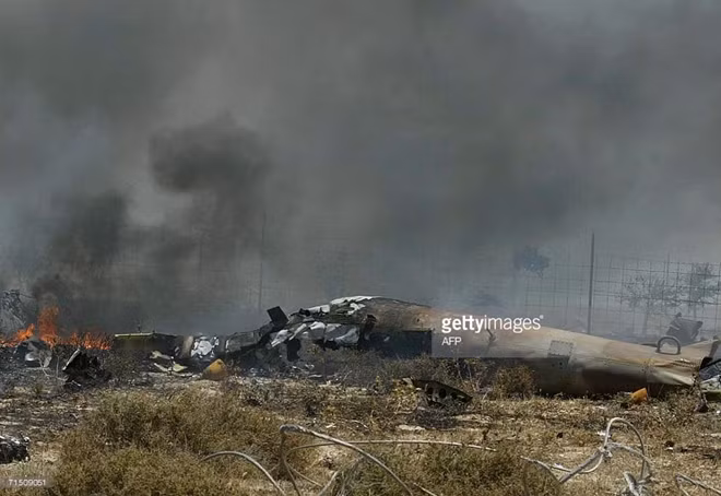 Chiếc trực thăng chiến đấu của Không quân Israel rơi chỉ vài phút sau khi cất cánh. Ảnh: AFP