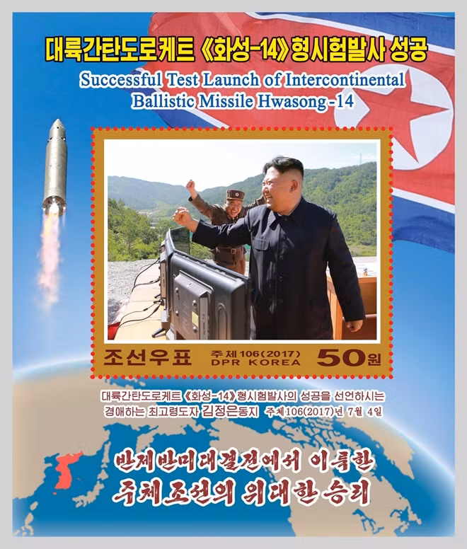 Một tem cho thấy ông Kim Jong Un và một sĩ quan quân đội ăn mừng sau khi tên lửa Hwasong-14 được phóng thành công
