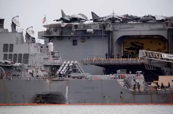 Tàu khu trục USS John MccCain bị hư hỏng nặng sau cú va chạm với một tàu hàng ở vùng biển phía Đông Singapore và Malaysia hôm 21-8. Ảnh: Reuters