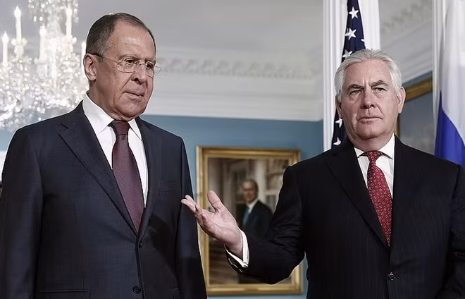 Ngoại trưởng Nga Sergey Lavrov (trái) và người đồng cấp Mỹ Rex Tillerson. Ảnh: TASS
