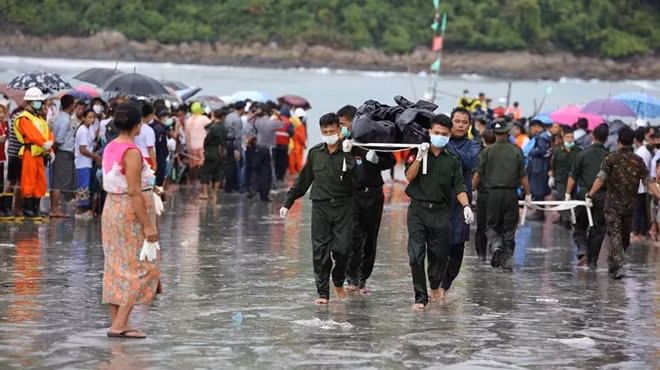 Các nhân viên cứu nạn đã vớt được 76 thi thể sau vụ tai nạn máy bay vận tải quân sự Myanmar hôm 8-6. Ảnh: Anadolu