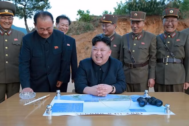Ông Jang Chang-ha (trái, không mặc quân phục) đứng bên cạnh lãnh đạo Kim Jong un sau vụ thử tên lửa Hwasong-14 hôm 4-7. Ảnh: KCNA