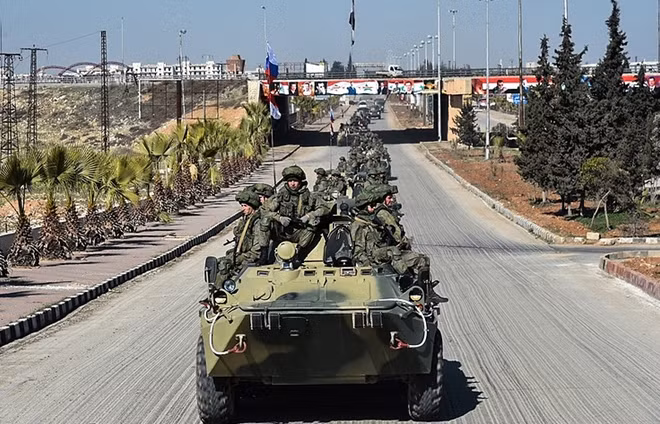 Công binh Nga đã giúp Quân đội Syria bắc cầu vượt sông Euphrates để nhổ tận gốc khủng bố. Ảnh: Thông tấn TASS