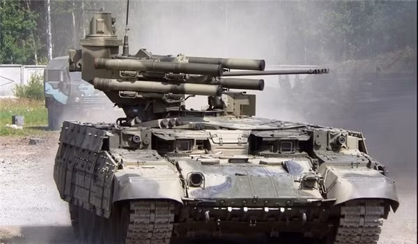 Xe bọc thép "rồng phun lửa nhiều đầu" UR-77. Ảnh: RT Arabic